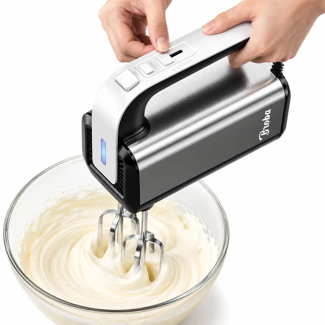 Handmixer klopt slagroom in kom