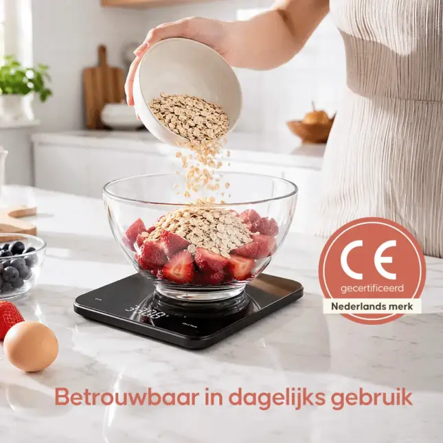 keukenweegschaal oplaadbaar (kopie) Oats poured into fruit bowl.