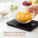 Keukenweegschaal met kom fruit