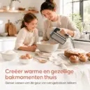 Vrouw en kind bakken samen