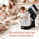 Keukenmixer met gezin bakt.