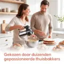 Mensen bakken met keukenmachine