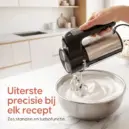 Handmixer met slagroom in kom