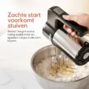 Menger maakt beslag in reageerbuis