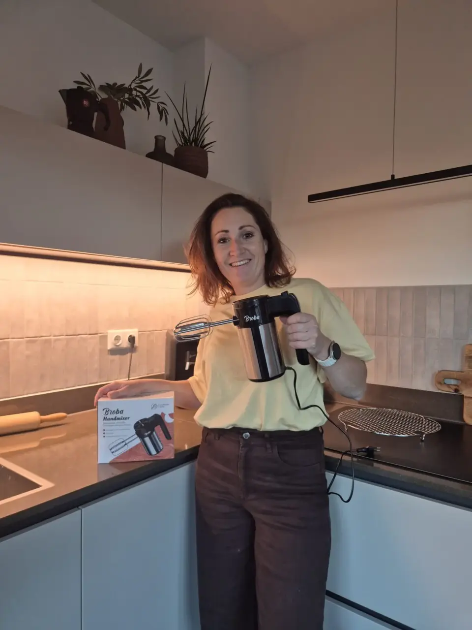 Vrouw met keukenmixer en doos