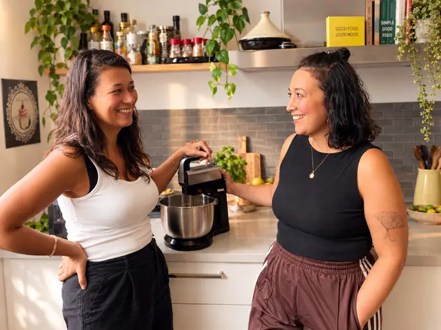 Twee vrouwen in keuken