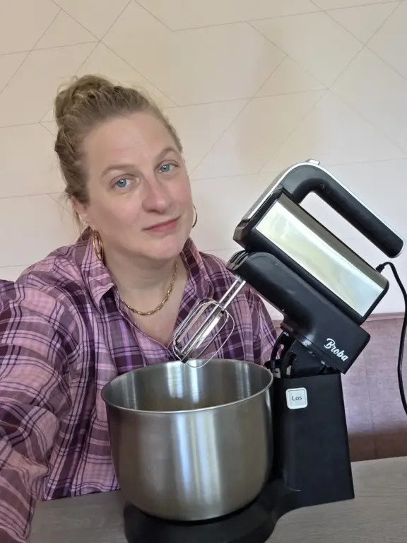 Vrouw met keukenmixer